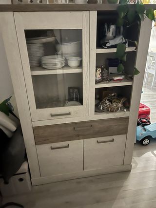 Mesa de comedor de madera y mueble auxiliar