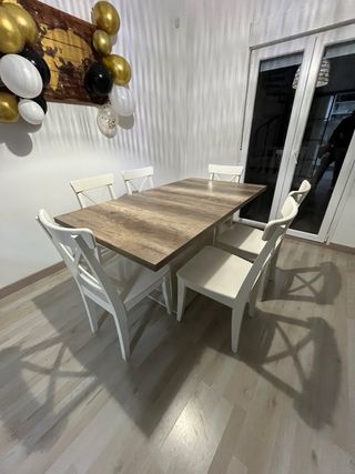 Mesa de comedor de madera y mueble auxiliar