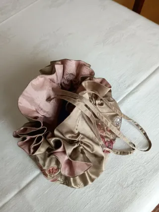 Bolsito de fiesta seda natural bordado.