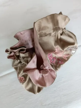 Bolsito de fiesta seda natural bordado.