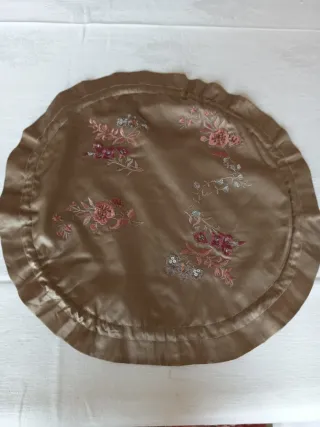 Bolsito de fiesta seda natural bordado.