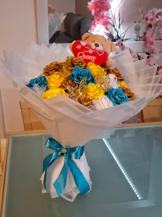 Ramo de flores eternas con oso