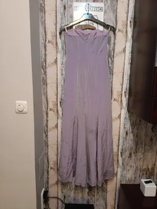 Vestido largo turquesa, cárdigan malva, fular...