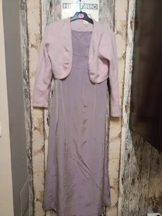 Vestido largo turquesa, cárdigan malva, fular...