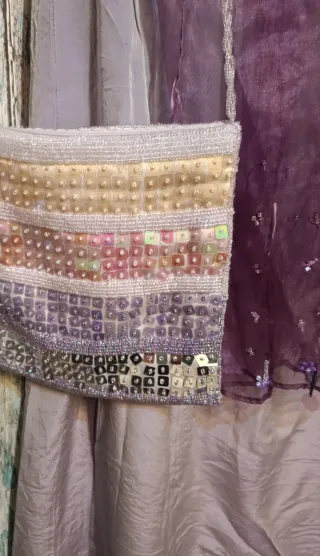 Vestido largo turquesa, cárdigan malva, fular...