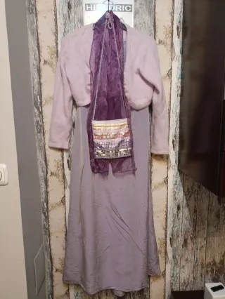 Vestido largo turquesa, cárdigan malva, fular...