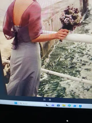 Vestido largo turquesa, cárdigan malva, fular...