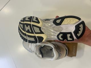 Zapatillas ASICS Beige y Blancas