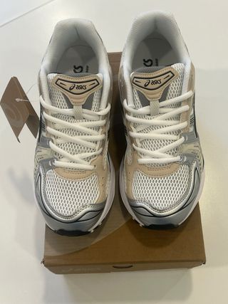 Zapatillas ASICS Beige y Blancas