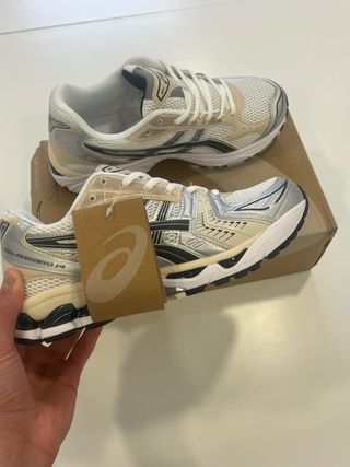 Zapatillas ASICS Beige y Blancas