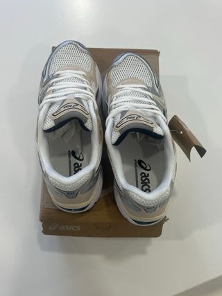 Zapatillas ASICS Beige y Blancas