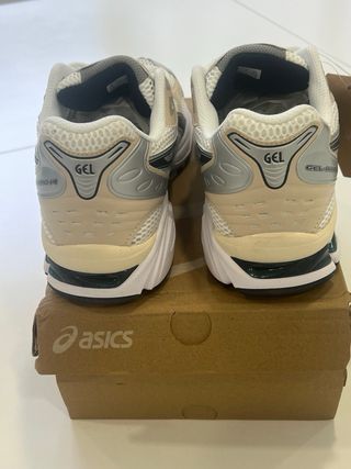 Zapatillas ASICS Beige y Blancas