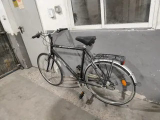 Bicicleta negra urbana de 28