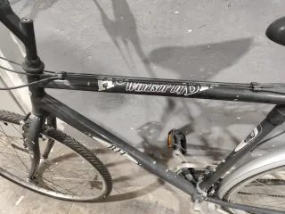 Bicicleta negra urbana de 28