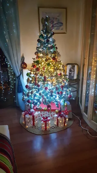Árbol de Navidad con adornos mide 150 d alto