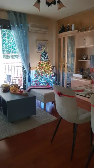 Árbol de Navidad con adornos mide 150 d alto