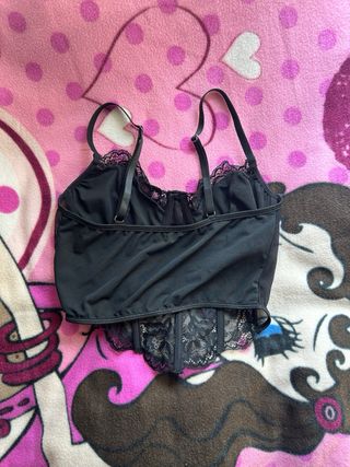 Crop top de encaje negro