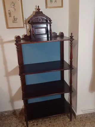 Mueble antiguo de madera