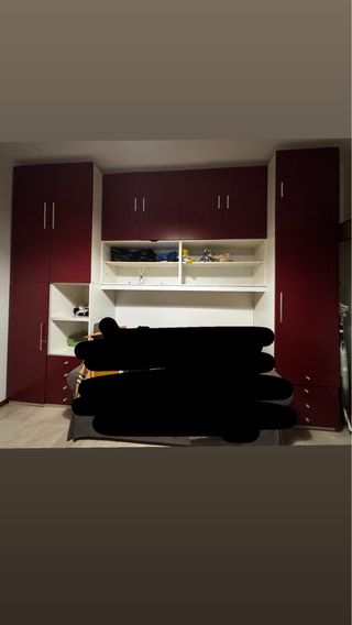 Armadio a ponte rosso e bianco