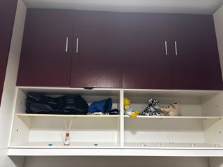 Armadio a ponte rosso e bianco