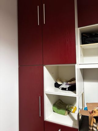 Armadio a ponte rosso e bianco