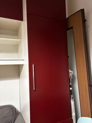 Armadio a ponte rosso e bianco