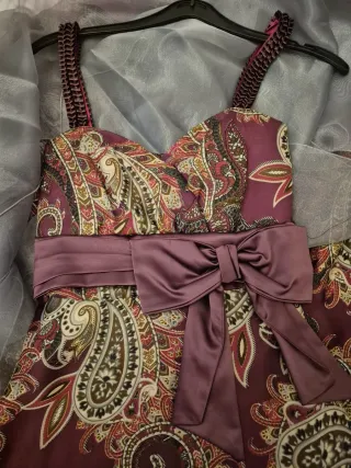 Vestido fiesta estampado con lazo y pashmina.