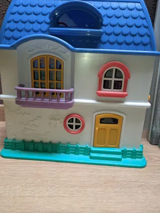 Casa de muñecas con accesorios