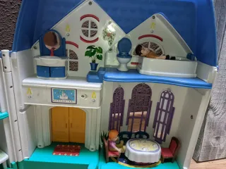 Casa de muñecas con accesorios