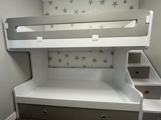 Cama litera compacta con cajones