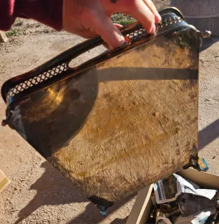 Bandeja antigua de metal decorada