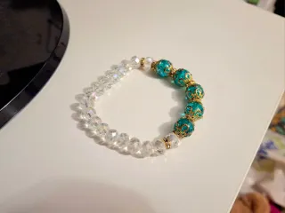 Bracciale etnico con perle color oro e verde acqua