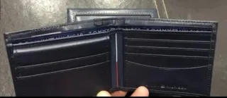 Cartera Tommy Hilfiger Piel Azul y un Tarjetero.