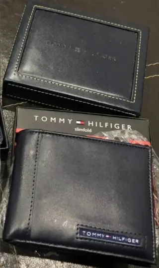 Cartera Tommy Hilfiger Piel Azul y un Tarjetero.