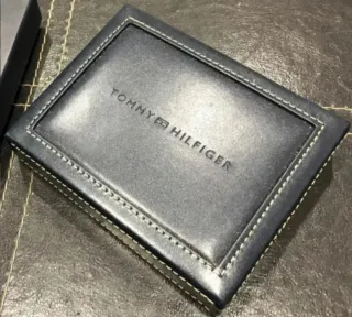 Cartera Tommy Hilfiger Piel Azul y un Tarjetero.