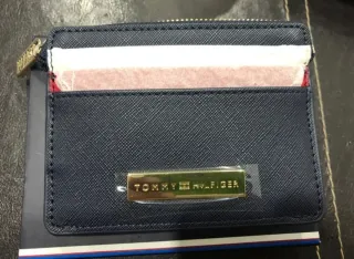 Cartera Tommy Hilfiger Piel Azul y un Tarjetero.