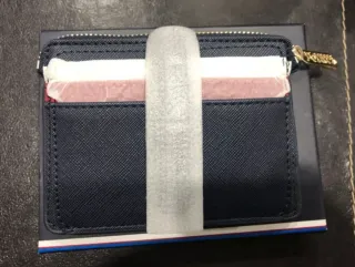 Cartera Tommy Hilfiger Piel Azul y un Tarjetero.