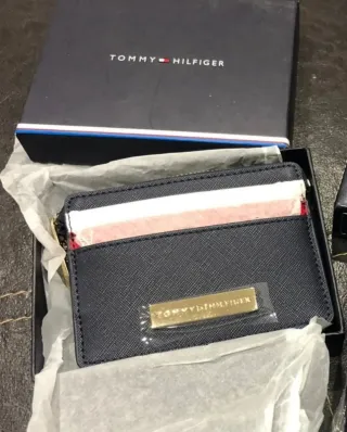 Cartera Tommy Hilfiger Piel Azul y un Tarjetero.