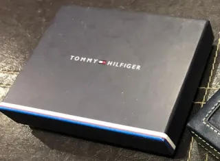 Cartera Tommy Hilfiger Piel Azul y un Tarjetero.