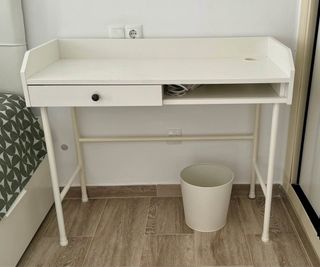 Escritorio blanco con cajón y hueco