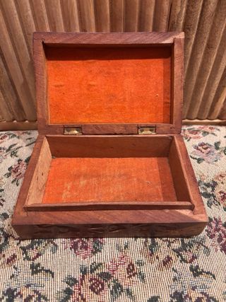 Joyero de madera con sol tallado