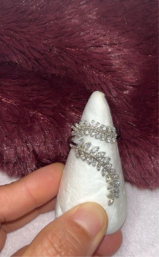 Anillo ajustable con diseño floral y circonitas
