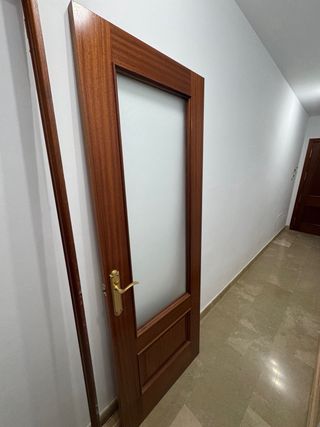 Puerta madera con cristal