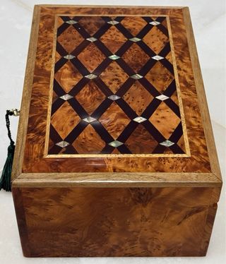 PRECIOSA CAJA MADERA RAÍZ TUYA, NÁCAR, MARQUETERÍA
