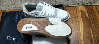 Zapatillas grises y blancas nuevas