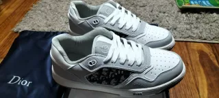 Zapatillas grises y blancas nuevas