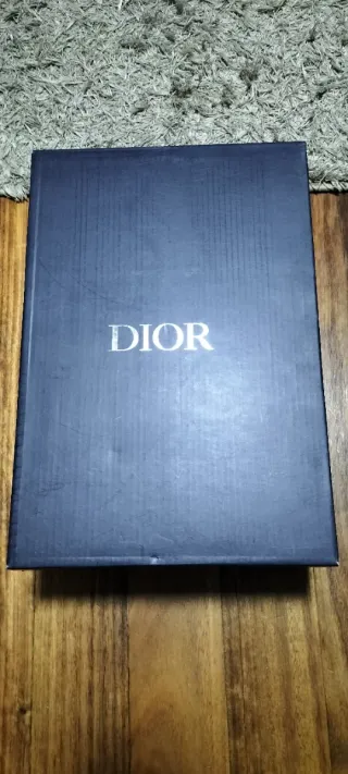 Zapatillas grises y blancas nuevas