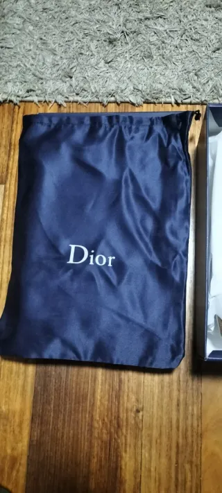 Zapatillas grises y blancas nuevas