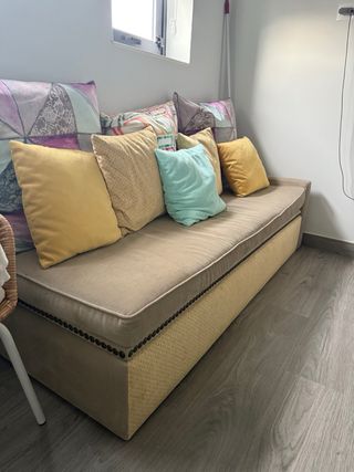 Sofá cama beige con canapé