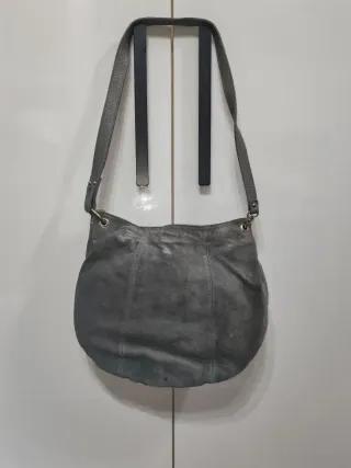 Borsa a tracolla grigia in pelle scamosciata